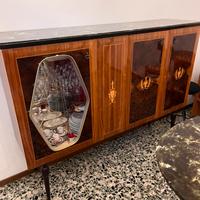 Soggiorno composto da due mobili, tavolo e 4 sedie