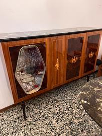 Soggiorno composto da due mobili, tavolo e 4 sedie