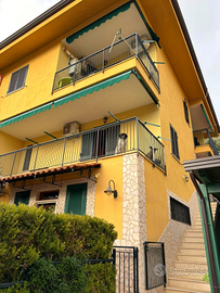 Porzione di villa bifamiliare in contesto di ville