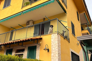 Porzione di villa bifamiliare in contesto di ville