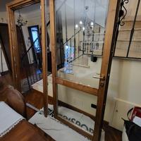 Porta in legno con telaio di falegnameria
