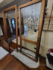 Porta in legno con telaio di falegnameria