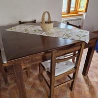 Tavolo con sedie in legno 130x130