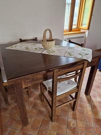 Tavolo con sedie in legno 130x130