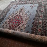 2 tappeti,uno persiano fatto a mano e uno normale