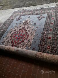 2 tappeti,uno persiano fatto a mano e uno normale