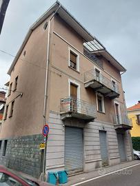 Palazzina 3 appartamenti più cantina e negozio