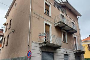 Palazzina 3 appartamenti più cantina e negozio