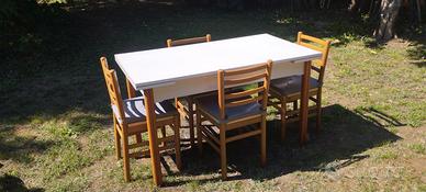 Tavolo con sedie per cucina