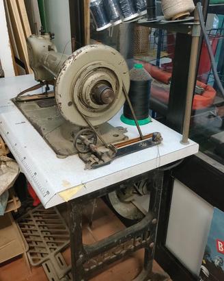 Macchina da cucire industriale vintage NECCHI