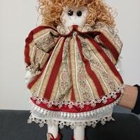 Bambola di stoffa con capelli in rafia