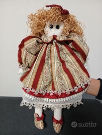 Bambola di stoffa con capelli in rafia