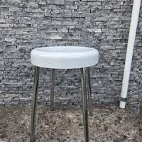 Sgabello bianco