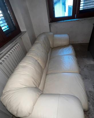 DIVANO IN PELLE COLOR BEDGE CHIARO