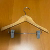 Grucce in legno con pinze metalliche