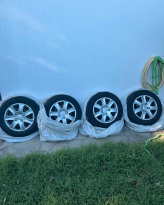 4 cerchi Peugeot gommati invernali da 14
