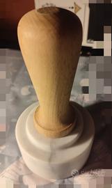 Batticarne in marmo con manico in legno 