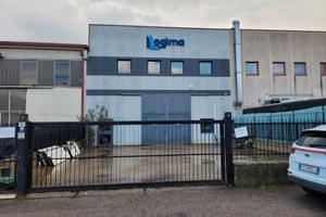 Capannone con uffici soppalcati