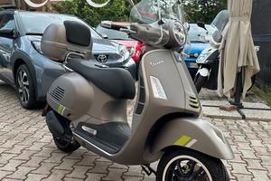 Vespa GTS 300 SUPER TECH 01/24 KM.8797 ACCESSORIAT