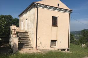 Casolare in pietra con terreno circostante