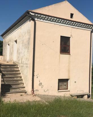 Casolare in pietra con terreno circostante