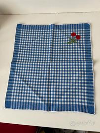 Tovagliolo vintage vichy blu con ricamo ciliegie