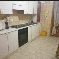 cucina bianca con elettrodomestici