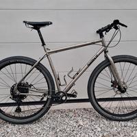 bici gravel/ adventure marca Surly 