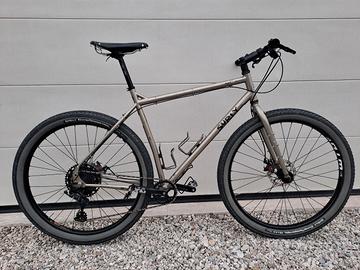 bici gravel/ adventure marca Surly 