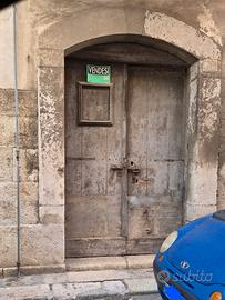Locale uso deposito a trani p.zza cittadella