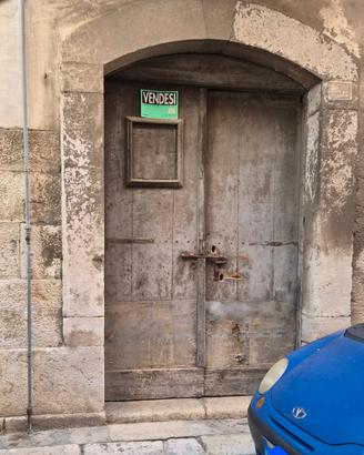 Locale uso deposito a trani p.zza cittadella