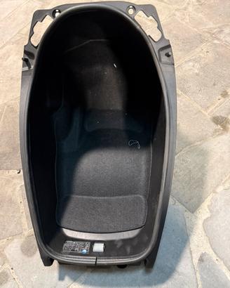 Vano portaogetti sotto sella kymco ak550
