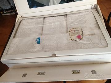 Completo letto e copriletto  matrimoniale.