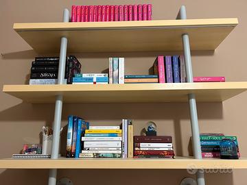 Libreria in legno massello con struttura metallica