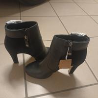 Stivaletti con tacco - Bata