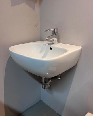 Lavandino completo di rubinetto e sifone