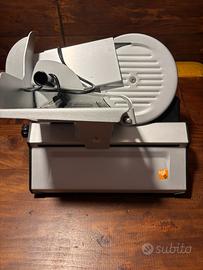 Affettatrice sgl mod. 220