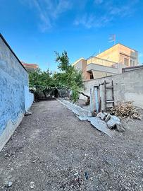 STABILE INDIPENDENTE CON GIARDINO- Zona Centrale