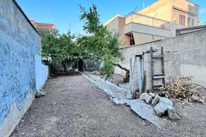 STABILE INDIPENDENTE CON GIARDINO- Zona Centrale