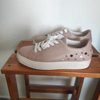 scarpa Bata in pelle rosa con perline 