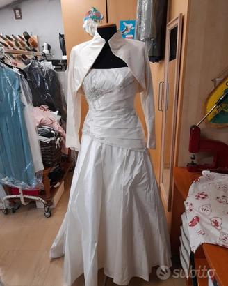 Abito da sposa con coprispalle