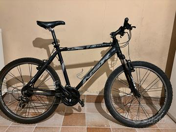 Bicicletta mountain bike