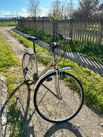 Biciclette una uomo e una donna