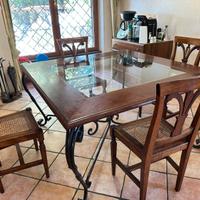Tavolo 140x140 in noce con vetro + 4 sedie