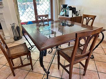 Tavolo 140x140 in noce con vetro + 4 sedie
