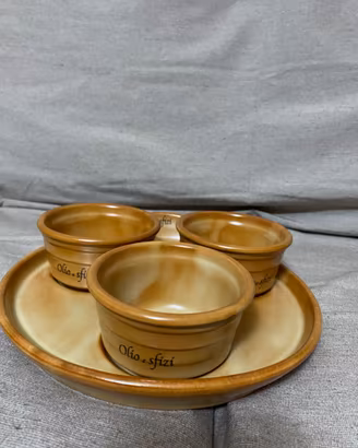 Ciotole per aperitivo con piatto