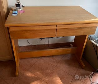 Scrivania in legno massello
