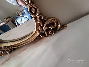 Specchio con cornice dorata 