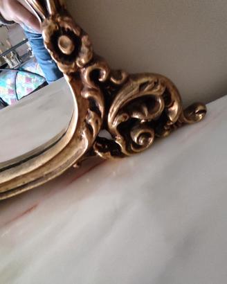 Specchio con cornice dorata 