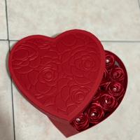 Scatola a cuore con rose. San valentino